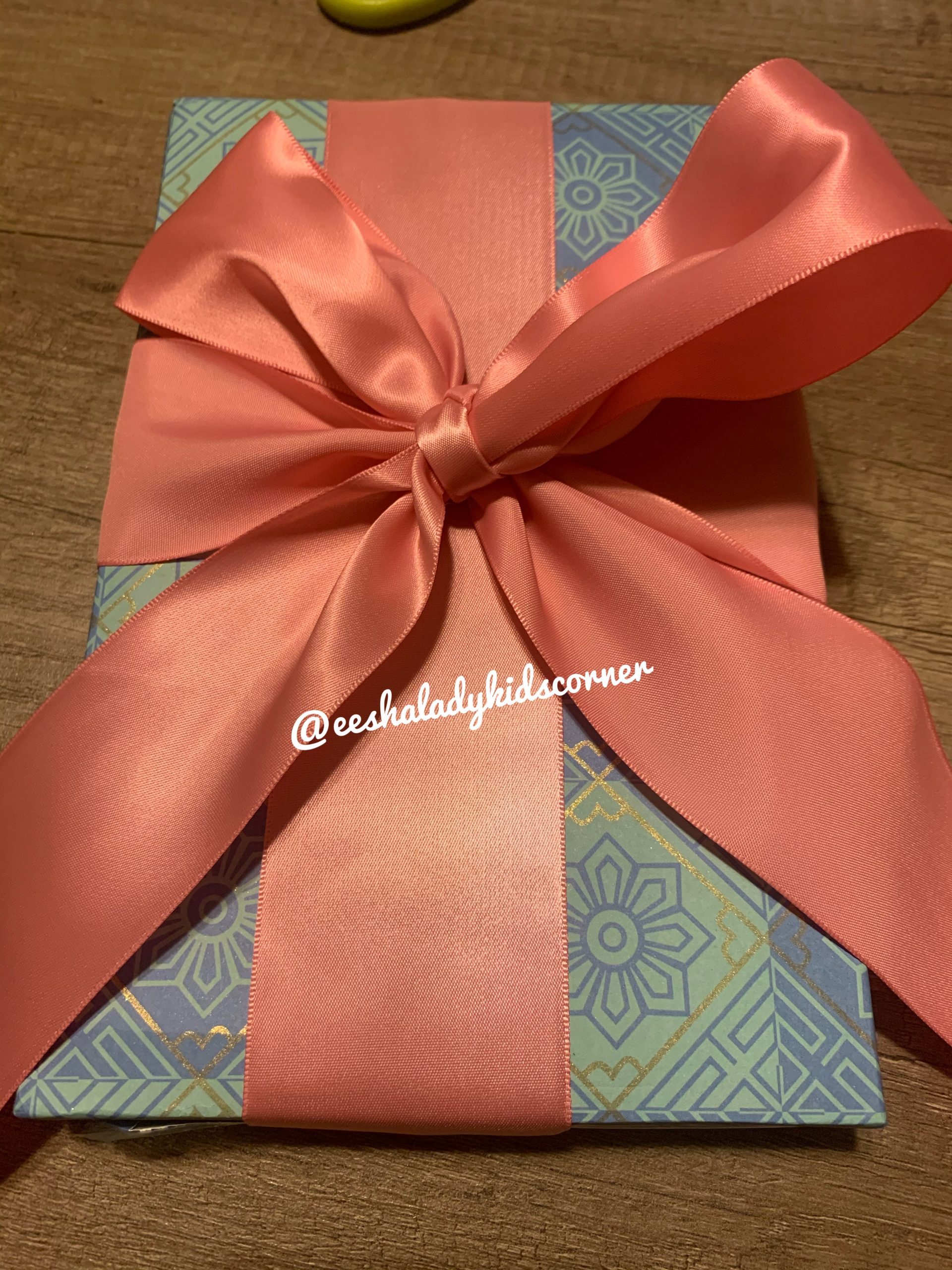 Wrapping sheet with Bow